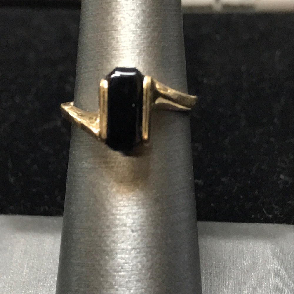 428462 14k Gold and Onyx ring size 5.5 3g